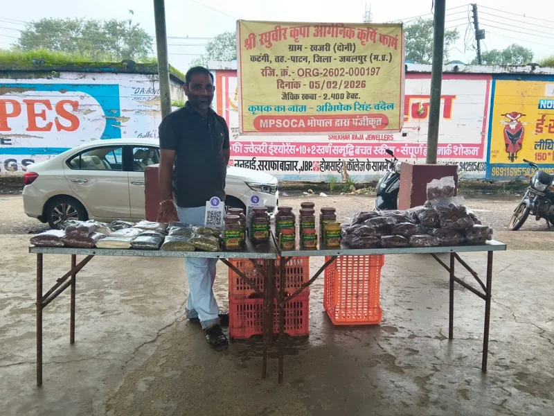 जैविक गन्ने से तैयार कर रहे तीन तरह का गुड़